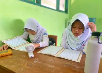 SMPN 1 Kaliori memperingati Hari Santri Nasional 2026 dengan pembiasaan membaca Al-Qur’an selama lima hari untuk membentuk karakter religius siswa.