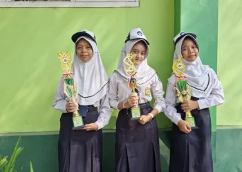 Tiga siswa SMPN 1 Kaliori meraih juara FTBI 2026 di Rembang dalam lomba aksara Jawa, menulis cerkak, dan membaca sesorah.