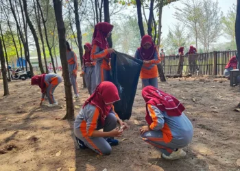 Sebanyak 900 siswa dan 30 guru SMPN 1 Rembang melakukan aksi World Cleanup Day di Pantai Wates dalam rangka memperingati Hari Kesaktian Pancasila.