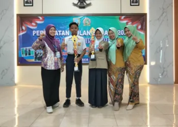 Ahmad Shodiqin dari SMPN 1 Rembang meraih Juara 1 Lomba Baca Puisi dan siap mewakili Kabupaten Rembang ke tingkat Provinsi Jawa Tengah.