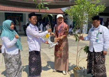 SMP Islam An-Nawawiyyah Rembang memperingati Hari Santri 2026 dengan Pasar Sampah, Santri Eco-Poster, dan bantuan tanaman buah.