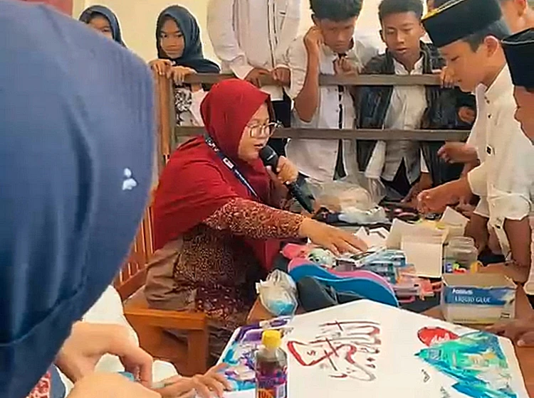 SMP Islam An-Nawawiyyah Rembang memperingati Hari Santri 2026 dengan Pasar Sampah, Santri Eco-Poster, dan bantuan tanaman buah.