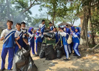 Ratusan siswa SMPN 2 Rembang menggelar aksi bersih-bersih di Taman Kartini sekaligus mendapatkan edukasi nutrisi dan pembagian Susu Zee gratis dari Kalbe Farma.