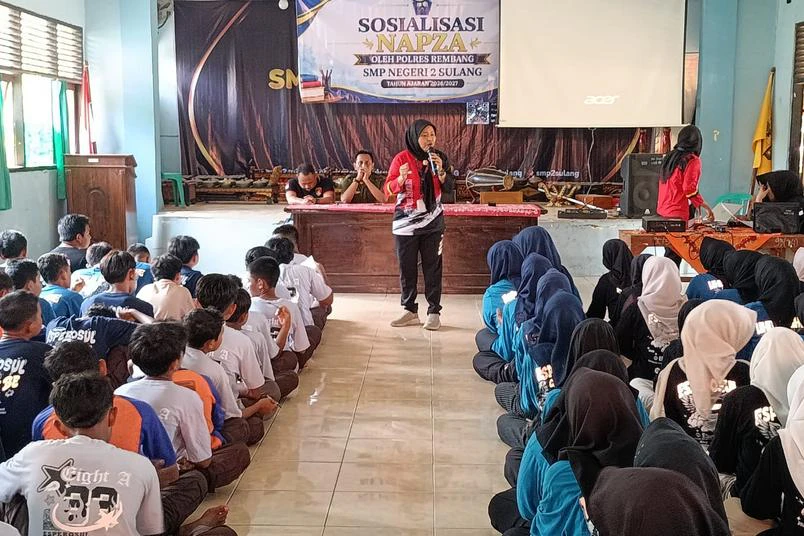 SMPN 2 Sulang dan Satresnarkoba Polres Rembang menggelar sosialisasi bahaya NAPZA bagi siswa, wujudkan sekolah aman bebas narkoba.