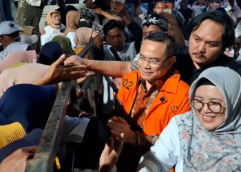 Usai menjalani sidang pleidoi sekitar 13 jam, Sudewo menemui massa pendukung di Pengadilan Tipikor Semarang dan optimistis bebas.