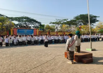 SMP Negeri 1 Kaliori Rembang memperingati Hari Santri Nasional 2026 dengan upacara berbusana muslim dan tadarus Al-Qur'an.
