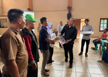 Ketua DPRD Jateng Sumanto menyerahkan bantuan modal usaha KUBE di Karanganyar dan berpesan agar bantuan tidak digunakan untuk kebutuhan konsumtif.