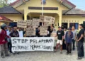 Puluhan warga Karangsari Pati mendatangi Polsek Cluwak, mendesak Polda Jateng menghentikan proses hukum terhadap petani terkait sengketa lahan eks HGU 174 hektare.