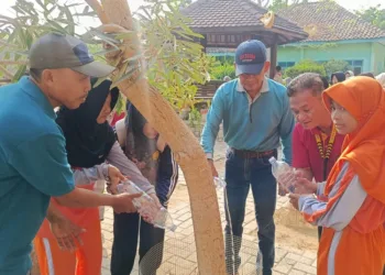 SMPN 1 Sulang memperingati World Cleanup Day 2026 dengan melibatkan murid, guru, dan komite sekolah dalam aksi bersih lingkungan.