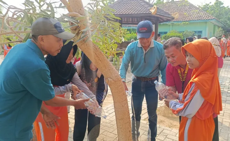 SMPN 1 Sulang memperingati World Cleanup Day 2026 dengan melibatkan murid, guru, dan komite sekolah dalam aksi bersih lingkungan.