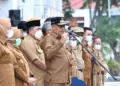 Gubernur Sulteng Anwar Hafid memberikan imbauan kedisiplinan pada ASN, saat menjadi pembina apel gabungan perangkat daerah lingkup Pemerintah Provinsi Sulteng di halaman kantor Gubernur, Senin (19/10/2026). (Lingkar.news Network)