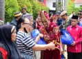Gubernur Sulawesi Tengah Anwar Hafid menyalurkan paket bantuan melalui program Berani Berbagi, pada kelompok rentan di Morowali Utara, Jumat (23/10/2026). (Lingkar.news Network)