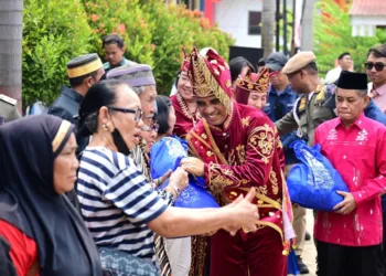 Gubernur Sulawesi Tengah Anwar Hafid menyalurkan paket bantuan melalui program Berani Berbagi, pada kelompok rentan di Morowali Utara, Jumat (23/10/2026). (Lingkar.news Network)