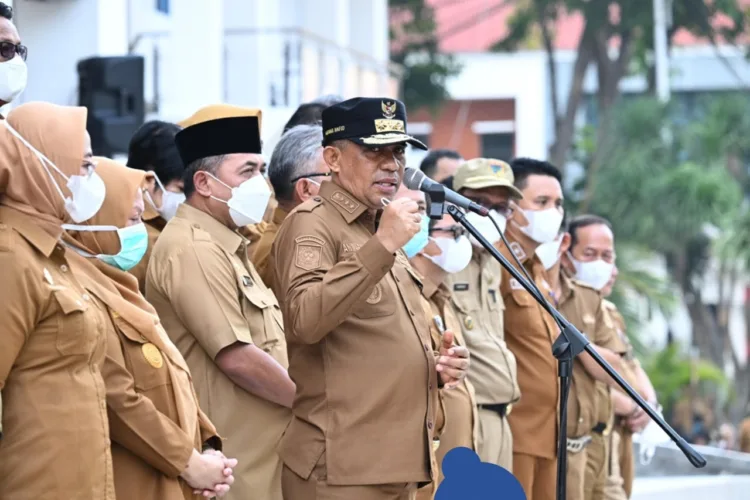 Gubernur Sulteng Anwar Hafid memberikan imbauan kedisiplinan pada ASN, saat menjadi pembina apel gabungan perangkat daerah lingkup Pemerintah Provinsi Sulteng di halaman kantor Gubernur, Senin (19/10/2026). (Lingkar.news Network)