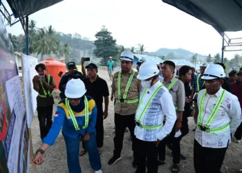 Gubernur Sulteng Anwar Hafid (bermasker) meninjau langsung site plan pembangunan Jembatan Wombo Kalonggo di Kecamatan Tanantovea, Kabupaten Dinggala, Minggu (4/10/2026), sebagai bagian dari program Berani Lancar. (Lingkar.news Network)